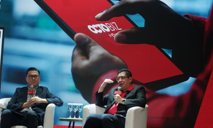 Direktur Business Banking CIMB Niaga Rusly Johannes, bersama Head of Transaction Banking Joni Hermanto (kanan) menjawab pertanyaan wartawan dalam pada acara Press Launch OCTOBIZ di Jakarta, Senin (6/4/2026). (Foto/Endang Muchtar/ECONOMIC ZONE) 