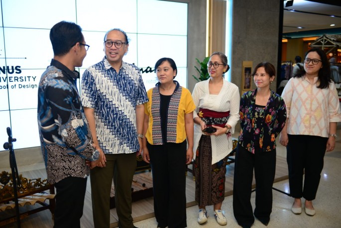 (dari kiri) Perwakilan Sarinah Danendro Adi, bersama Dean School of Design BINUS University Angela Oscario, Head of Creative Advertising program Anak Agung Ayu Wulandari, Head of Interior Design Department Ratna Dewi Paramita, Head of Fashion Program