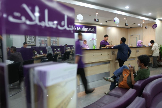 Karyawan melayani nasabah di kantor cabang Bank Muamalat, Jakarta. Foto/Endang Muchtar/ECONOMICZONE