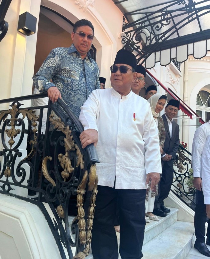 Foto 2: Denny JA bersama Prabowo dalam Acara Idul Adha di Paris, 27 Mei 2026 (Foto/dok.Denny JA/ECONOMIZONE
