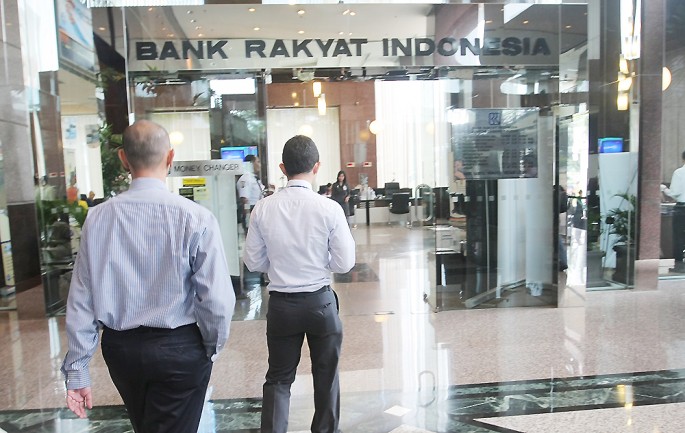  Nasaha memasuki pintu masuk CS Bank Rakyat Indonesia, di Jakarta, belaum lama ini. (Foto/Endang Muchtar/ECONOMICZONE)