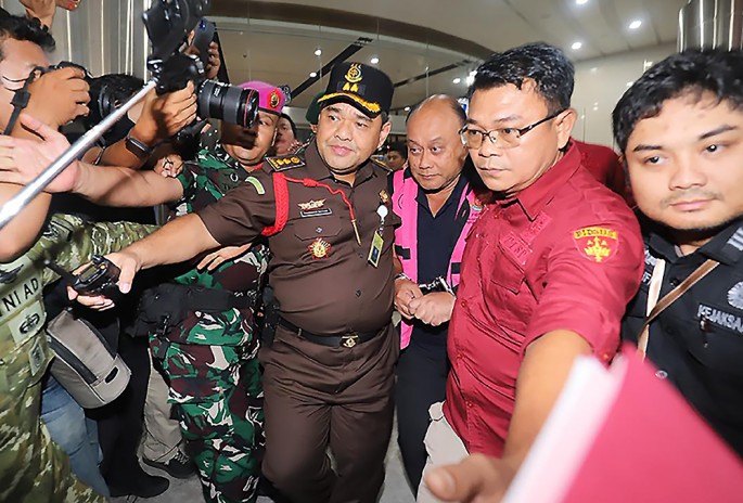 Mantan Kepala Badan Gizi Nasional (BGN) Dadan Hindayana langsung dikawal masuk mobil tahanan Kejaksaan Agung (Kejagung) setelah menjalani pemeriksaan kasus dugaan korupsi di lembaga tersebut. (Foto/Endang Muchtar/ECONOMICZONE)