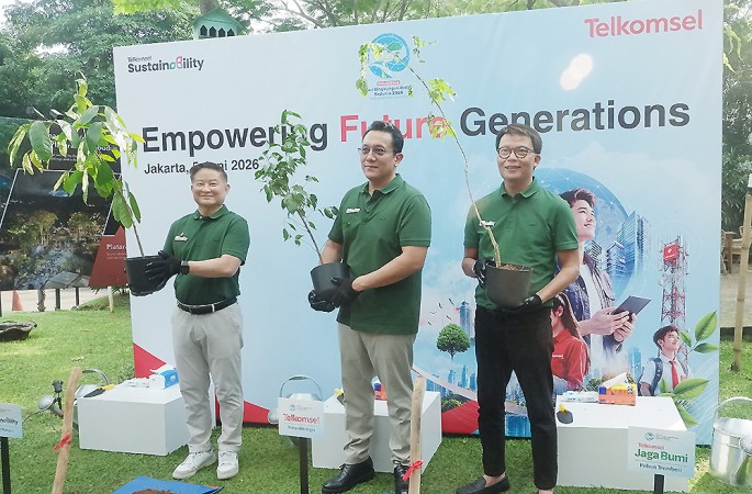Direktur Utama Telkomsel&nbsp; Nugroho (dari kanan) bersama&nbsp; Komisaris Utama Telkomsel&nbsp;Diaz F. M. Hendropriyono, dan&nbsp;Direktur Planning and Transformation Telkomsel&nbsp;Wong Soon Nam , mengangkat tanaman . (Foto/Hendra Wiradi/ECONOMICZONE)