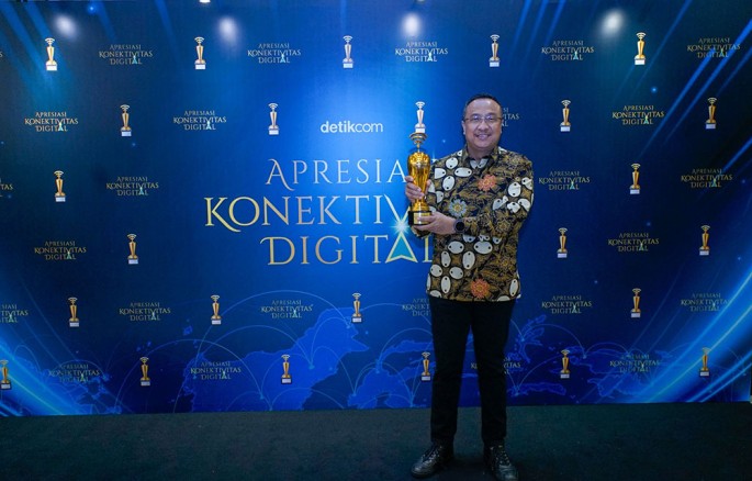 Telkom meraih penghargaan Perusahaan Terbaik dalam Menjaga Resiliensi Konektivitas Digital di Seluruh Indonesia pada ajang Apresiasi Konektivitas Digital 2026 yang diterima oleh Direktur Network Telkom Nanang Hendarno.Foto/Dok-TelkomGroup/ECONOMICZON
