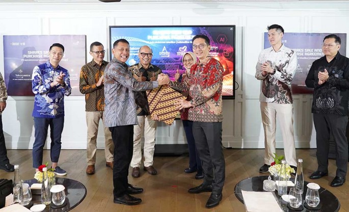 SPA signing ceremony ini disaksikan langsung oleh Managing Director Business-2 PT Danantara Asset Management Setyanto Hantoro (kelima dari kiri), Direktur Utama Telkom Dian Siswarini (keenam dari kiri), serta jajaran Direksi TelkomGroup dan Fullerton