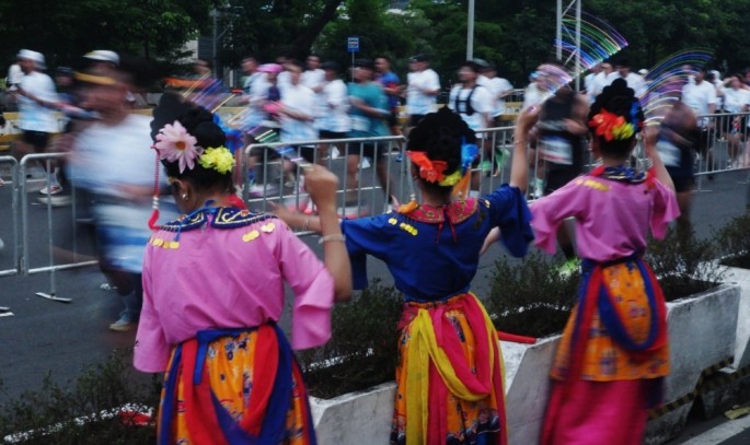 Sambutan tarian topeng betawi memberikan semangat peserta, di ruas jalan protokol saat mengikuti BTN Jakarta International Marathon (Jakim) 2026, Minggu (14/6). Foto/Endang Muchtar/ECONOMICZONE