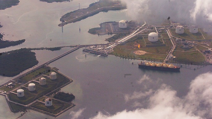 Kilang PT Badak NGL (Badak LNG) terlihat dari udara di perairan Bontang, Kaltim, belum lama ini. (Foto/Endang Muchtar/ECONOMICZONE)
