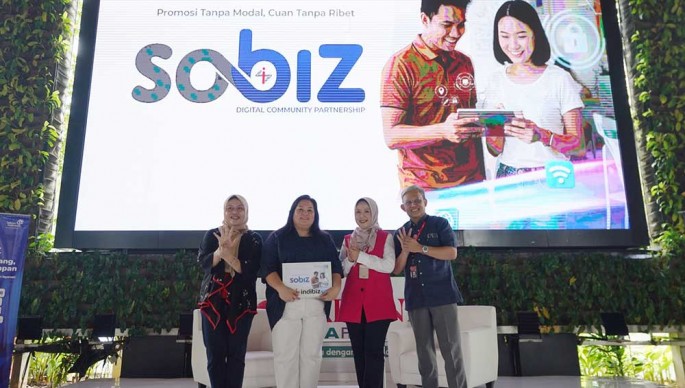 OVP Enterprise Marketing Regional Management Telkom Reni Yustiani (kedua dari kanan) resmi memperkenalkan program Sobat Indibiz (SOBIZ) dalam rangkaian program Kartini BISA Fest yang digelar beberapa waktu lalu.Foto/Dok-TelkomGroup/ECONOMICZONE