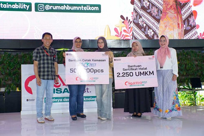 Direktur Utama Telkom Dian Siswarini (kedua dari kiri) memberikan dukungan strategis melalui program Packfest dengan menyalurkan bantuan sebanyak 500.000 cetak kemasan dan sertifikasi halal bagi 2.250 UMKM perempuan secara gratis.Foto/Dok-TelkomGroup