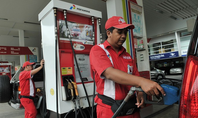 Petugas mengisi kendaraan bahan bakar non subsidi , salah satu SPBU, di Jakarta, Rabu (1/7/2026). Foto/Endang Muchtar/ECONOMICZONE