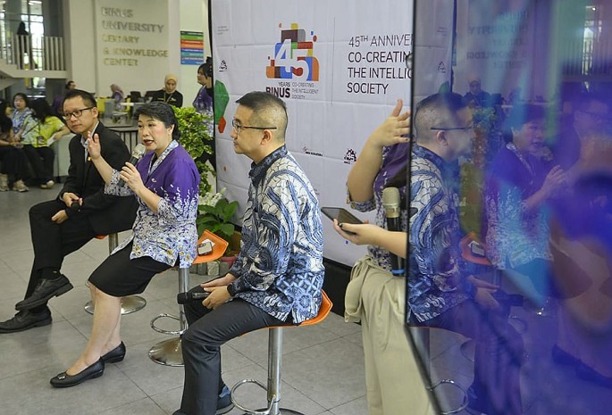 Regional Partnership Director QS E Way Chong, Rektor BINUS University Nelly, S.Kom, President of BINUS Higher Education Stephen Wahyudi Santoso. (Foto/Hendra Wiradi/ ECONOMICZONE)