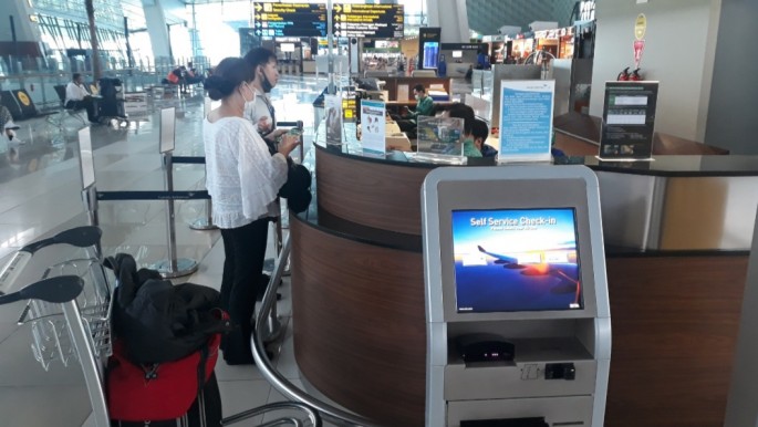 Penumpang melakukan cek-in melalui gerai khusus pemberangkatan, di terminal 3 Bandara Soetta, Cengkareng. (Foto/Endang Muchtar/ECONOMICZONE)