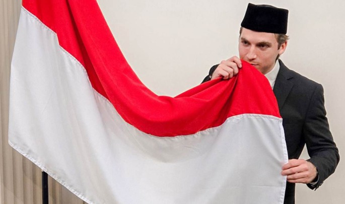 Luke Vickery resmi menjadi WNI setelah mengucapkan sumpah dan janji kewarganegaraan di KJRI Sydney, Australia, Kamis 16 Juli 2026. (Foto/pssi.org/ECONOMICZONE