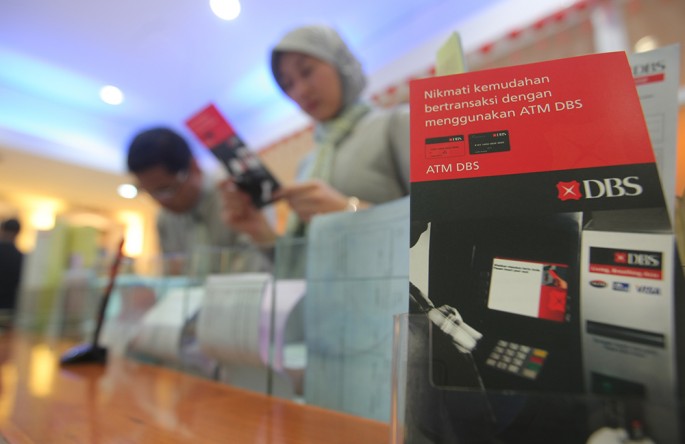 Nasabah menggunakan blanko di kantor DBS, Jakarta. (foto/Endang Muchtar/ECONOMICZONE