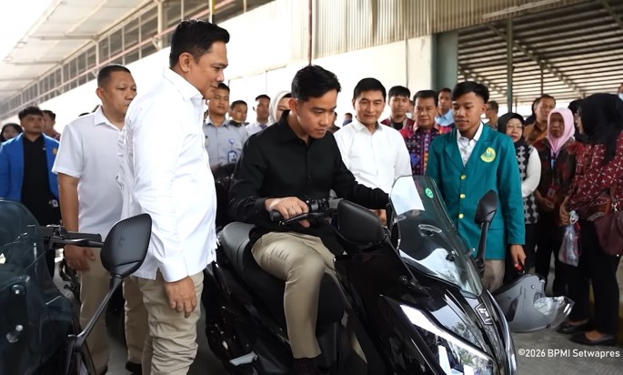 Wakil Presiden RI Gibran Rakabuming Raka , mencoba Motor Listrik di PT Elesun. (Foto/tangkap layar ig seteapres/ECONOMICZONE) 