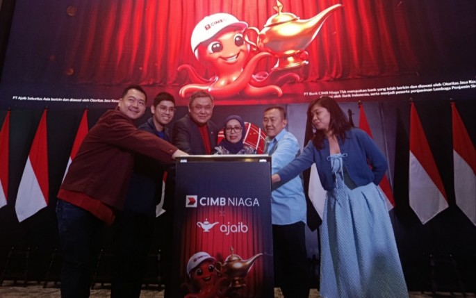  Direktur Consumer Banking & Emerging Business Banking CIMB Niaga Noviady Wahyudi (ketiga kiri), Co-Founder & CEO Ajaib Group Anderson Sumarli (kedua kiri). (Foto/Endang Muchtar/ECONOMICZONE