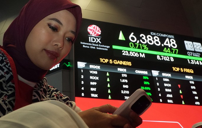 Karyawan memantau perkembangan IHSG di galeri Bursa Efek Indonesia, di Jakarta. Foto/Endang Muchtar/ECONOMICZONE
