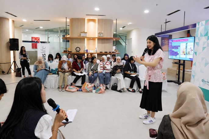 Peserta Sequis SHEPRENEUR Learning Series berinteraksi dengan Praktisi Growth Marketing dari Katalis AI Michelle Fno, bersama Agency Development Manager Sequis Life Andrew Tjengharwidjaja (bawah). (Foto: dok, Sequis Life)