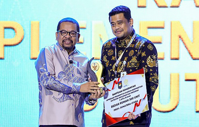 Gubernur Sumut Muhammad Bobby Afif Nasution (kanan) menerima penghargaan dari Kepala Badan Komunikasi Pemerintah Republik Indonesia (Bakom RI) M Qodari . (Foto/dok . Pemprov Sumut/ECONOMICZONE)