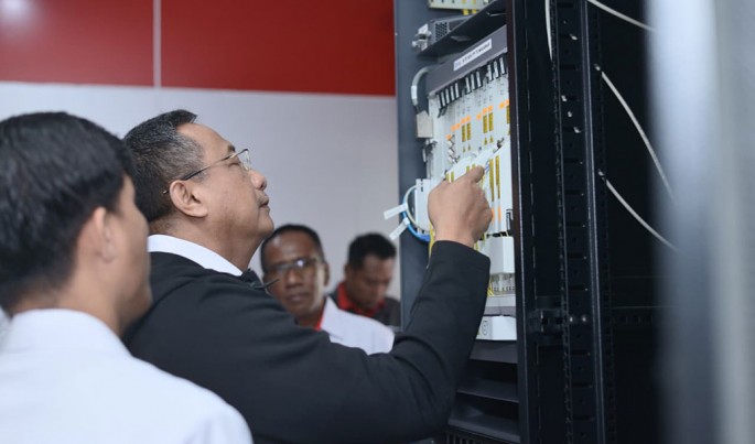 Direktur Network Telkom Nanang Hendarno meninjau langsung penanganan dan pemulihan layanan telekomunikasi digital di wilayah Nusa Tenggara Timur (NTT).Foto/Dok-TelkomGroup/ECONOMICZONE