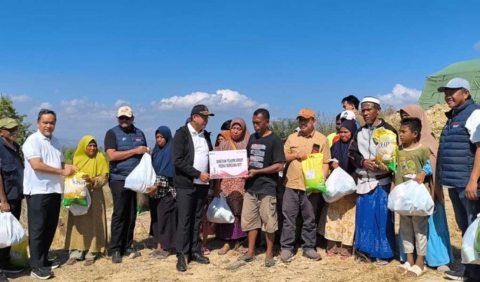 Direktur Network Telkom Nanang Hendarno menyerahkan bantuan kemanusiaan kepada masyarakat terdampak gempa di Kabupaten Nagekeo, Nusa Tenggara Timur, Selasa (18/8).Foto/Dok-TelkomGroup/ECONOMICZONE
