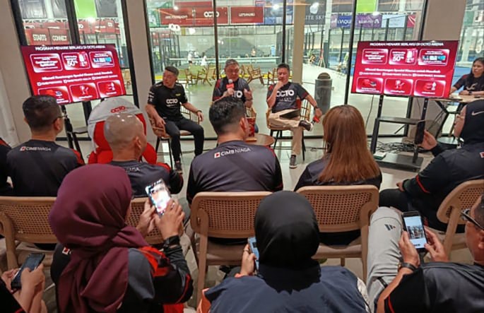 Direktur Consumer & Emerging Business Banking CIMB Niaga Noviady Wahyudi (tengah) bersama Direktur Network & Digital Banking CIMB Niaga Budiman Tanjung (kanan), dan Co-Founder PT Vamos Arena Indonesia Cosmas Chandra,