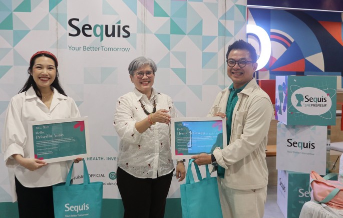  Agency Development Manager Sequis Life Henry Kurniawan dan Founder & CEO Mamiru Priscilla Anais mendapatkan apresiasi dari Sequis Life yang diwakili Public Relations Manager Ineke Novianty Sinaga. (Foto/dok. Sequis Life/ECONOMICZONE)