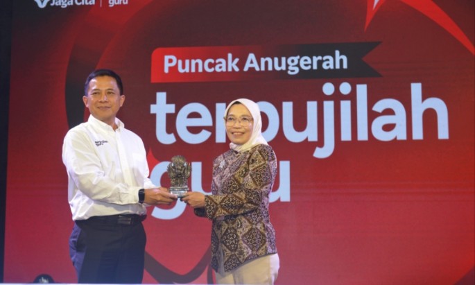 Indrawan Ditapratama, Direktur Human Capital Management Telkomsel. Nunuk Suryani, Direktur Jenderal Guru dan Kependidikan Kemen dikdasmen .Foto/Hendra Wiradi/ECONOMICZONE