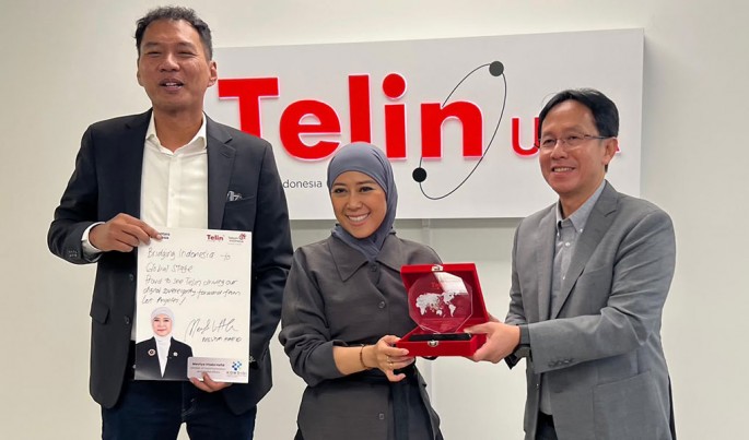 Menteri Komunikasi dan Digital Republik Indonesia (Menkomdigi) Meutya Hafid (tengah) bersama CEO Telin Abdul Rahman Ansyori (kanan) di kantor Telin Los Angeles, Amerika Serikat.Foto/Dok-TelkomIndonesia/ECONOMICZONE