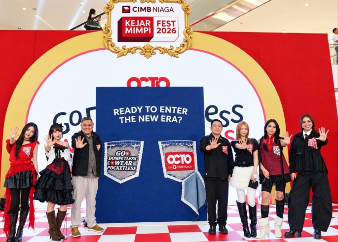 Direktur Consumer & Emerging Business Banking CIMB Niaga Noviady Wahyudi bersama Head of Marketing Brand & Customer Experience Amir Widjaya, dan personel MARBLES girl group Indonesia memperkenalkan OCTO untuk Pejuang Mimpi.(Foto/Endang Muchtar) 