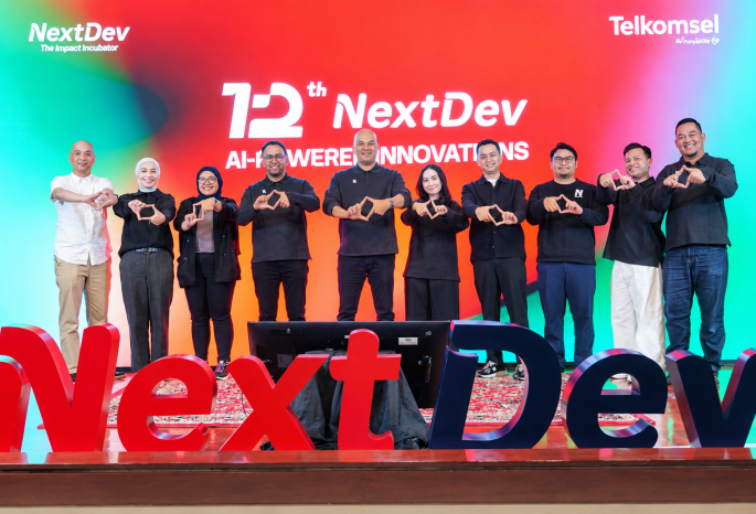 VP Corporate Communications & Social Responsibility Telkomsel Abdullah Fahmi (tengah) bersama GM Corporate Social Responsibility Telkomsel Andry P. Santoso, dan tim melakukannya Kick-off NextDev ke-12, (Foto/Endang Muchtar) 