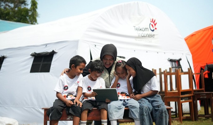 Telkom bersama guru dan peserta kegiatan dalam program pemulihan pembelajaran pascagempa di Kabupaten Manggarai, Nusa Tenggara Timur.Foto/Dok-TelkomIndonesia/ECONOMICZONE