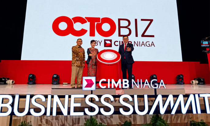 Presiden Direktur/CEO CIMB Niaga Lani Darmawan (tengah) bersama Direktur Business Banking Rusly Johannes, dan Direktur Operations Technology Analytics & AI Rico Usthavia Frans, memperkenalkan OCTOBIZ, platform digital business banking, (foto: Endang 