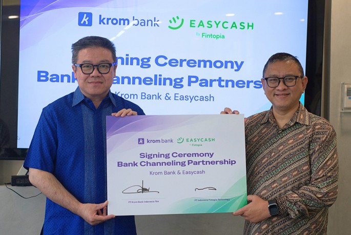 Direktur Utama Easycash Nucky Poedjiardjo (kanan) dan Presiden Direktur Krom Bank Anton Hermawan, melakukan memperlihatkan naskah kerjasama, di Jakarta, Selasa (20/10).&nbsp; (foto:dok KromBank)