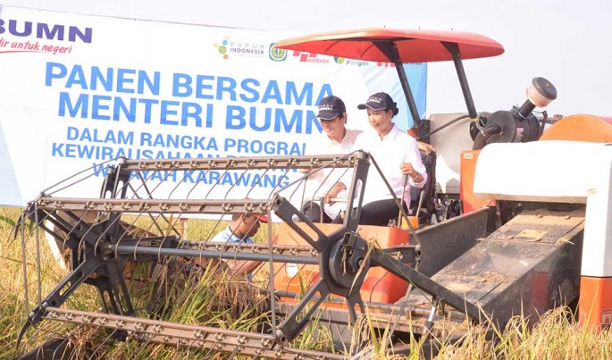 Menteri BUMN Rini M Soemarno bersama Dirut Pupuk Indonesia Aas Asikin Idat