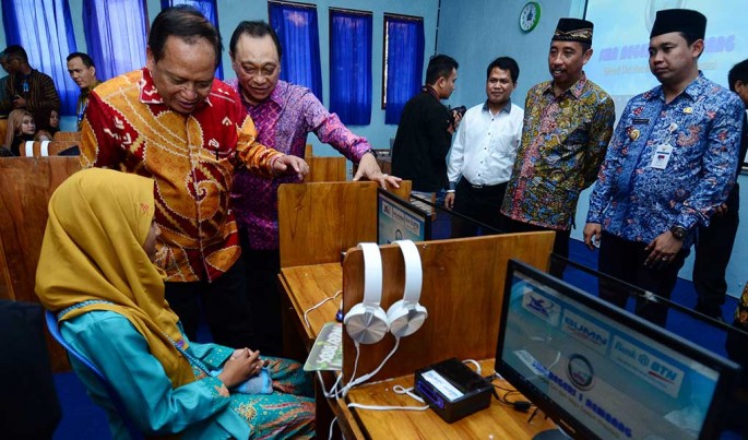 Bank BTN menyerahkan 100 unit komputer di SMAN 1 Rembang