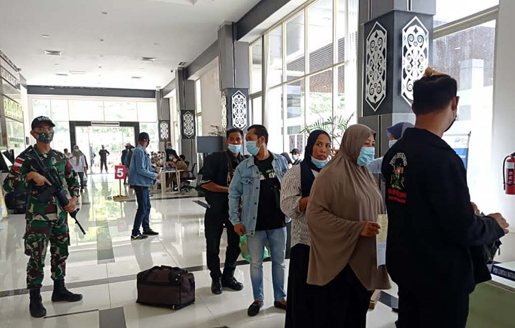 Perketat Pengawasan, Satgas Pamtas Yonif 642/Kapuas Amankan 27 Orang PMI Non Prosedural