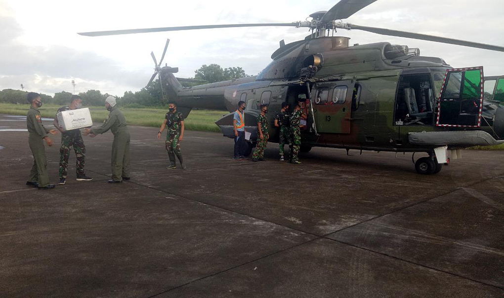 Helikopter TNI AU Bantu Pendistribusian Logistik di Daerah Bencana 