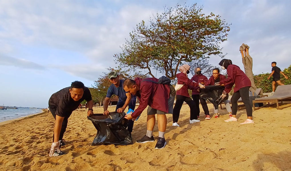 Aksi Bersih Pantai CIMB Niaga Syariah