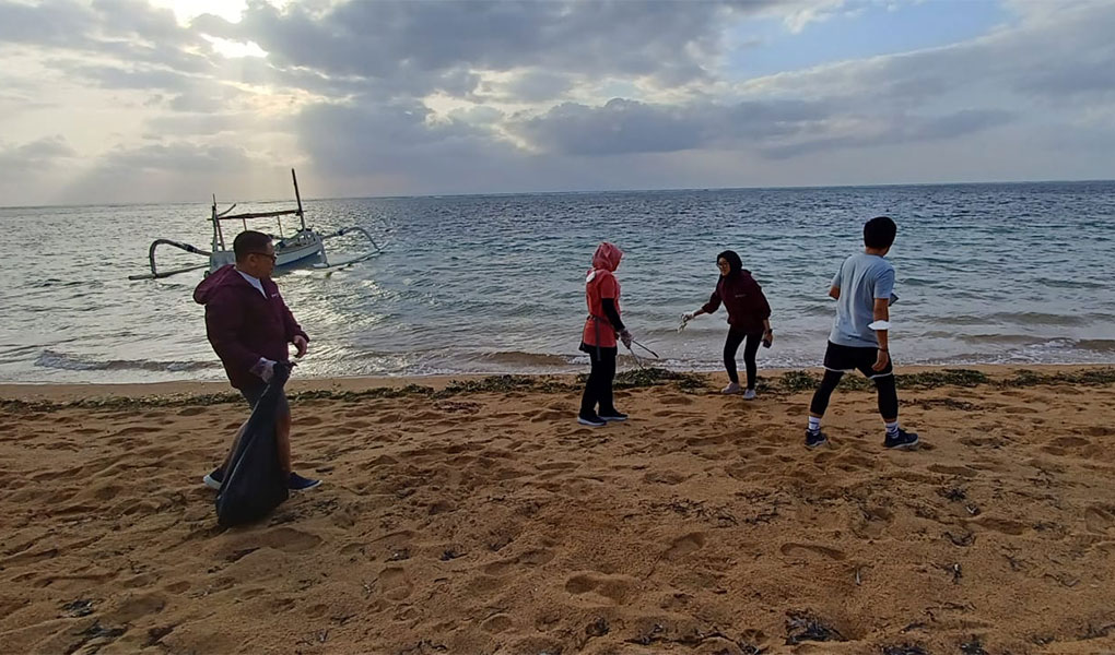 Aksi Bersih Pantai CIMB Niaga Syariah