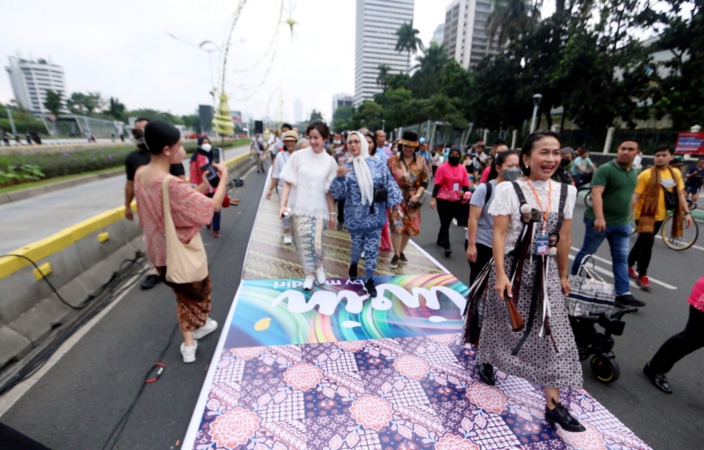 Sambut HUT-24, Bank Mandiri Ramaikan Fesyen Show Batik