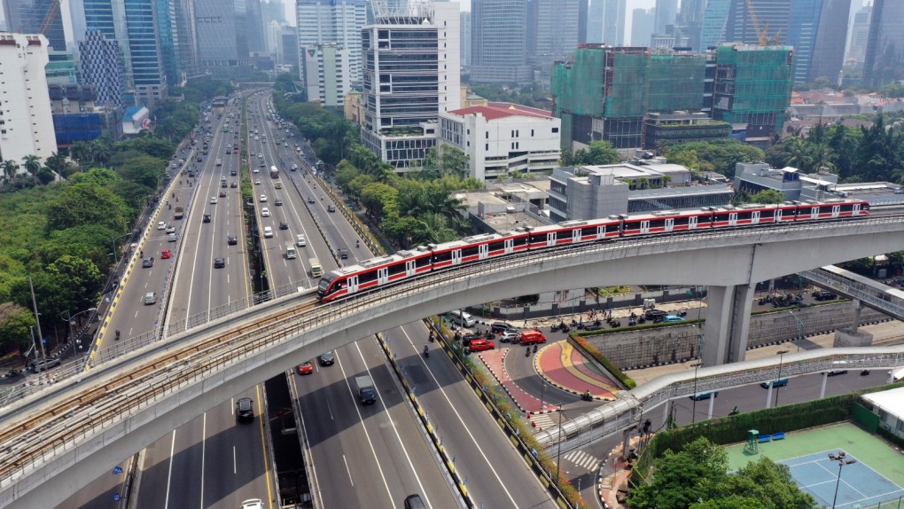 Melihat Rangkaian LRT Jabodebek Beroperasi Dari Udara 