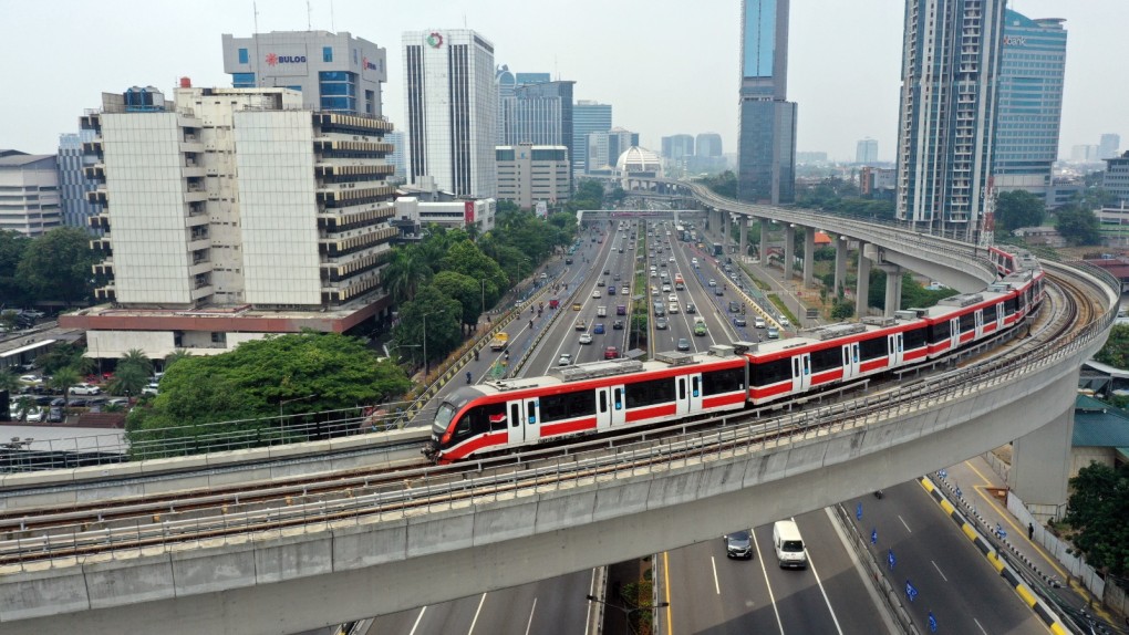 Melihat Rangkaian LRT Jabodebek Beroperasi Dari Udara 