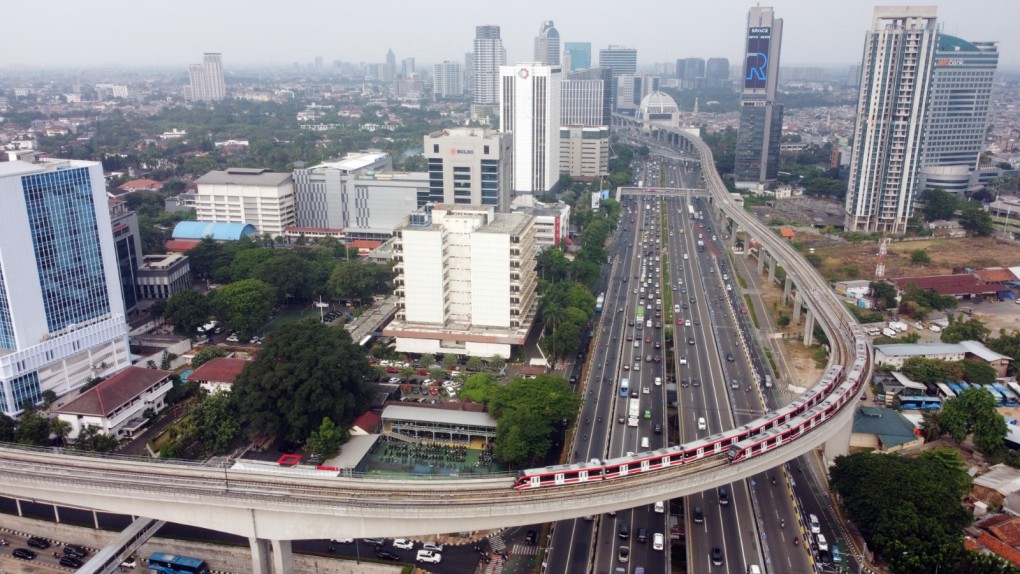 Melihat Rangkaian LRT Jabodebek Beroperasi Dari Udara 