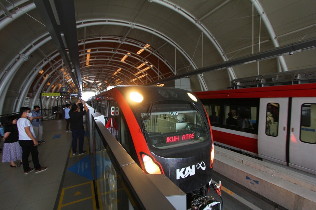 Melihat Rangkaian LRT Jabodebek Beroperasi Dari Udara 