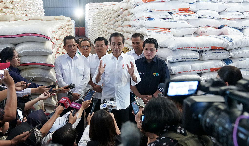 Presiden Jokowi Cek Gudang Bulog, Erick Thohir Pastikan Kesiapan BUMN Salurkan Bantuan