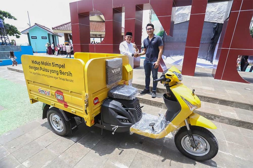 Indosat Beri Bantuan Motor Gerobak Sampah Di Pulau Untung Jawa