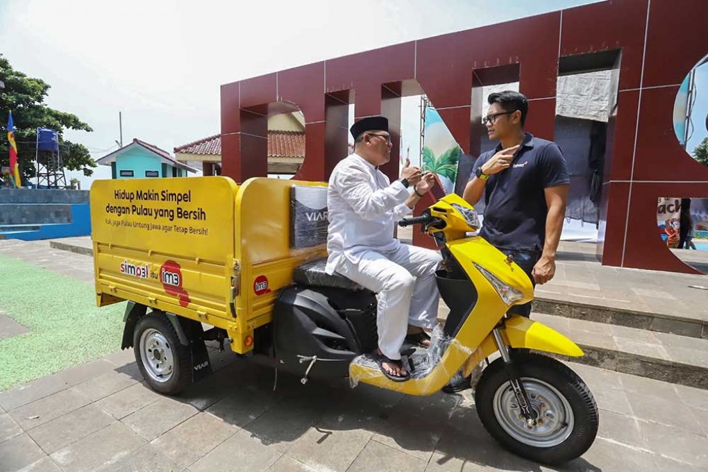 Indosat Beri Bantuan Motor Gerobak Sampah Di Pulau Untung Jawa