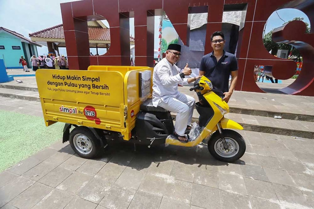 Indosat Beri Bantuan Motor Gerobak Sampah Di Pulau Untung Jawa