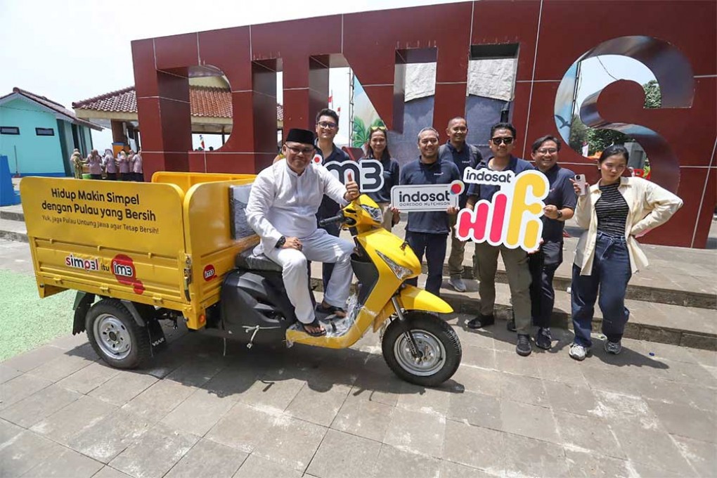 Indosat Beri Bantuan Motor Gerobak Sampah Di Pulau Untung Jawa